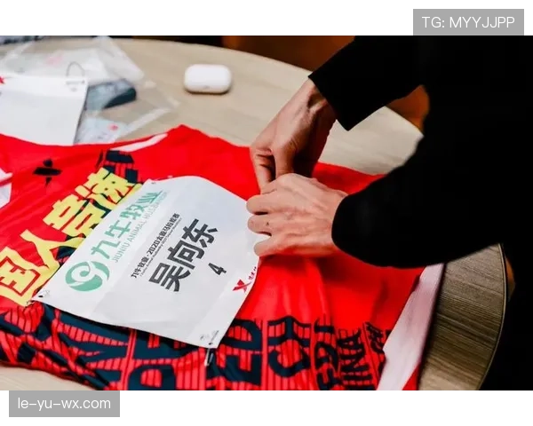 刷到吴向东家里那张沙发照，我的存折默默关机